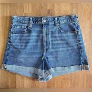 Size 12 | American Eagle Stretch Denim ‘Mom’
Shorts | NWOT | Medium Wash